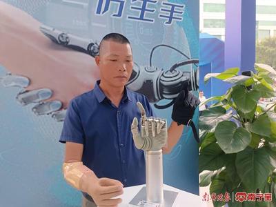 农先生在体验智能仿生手